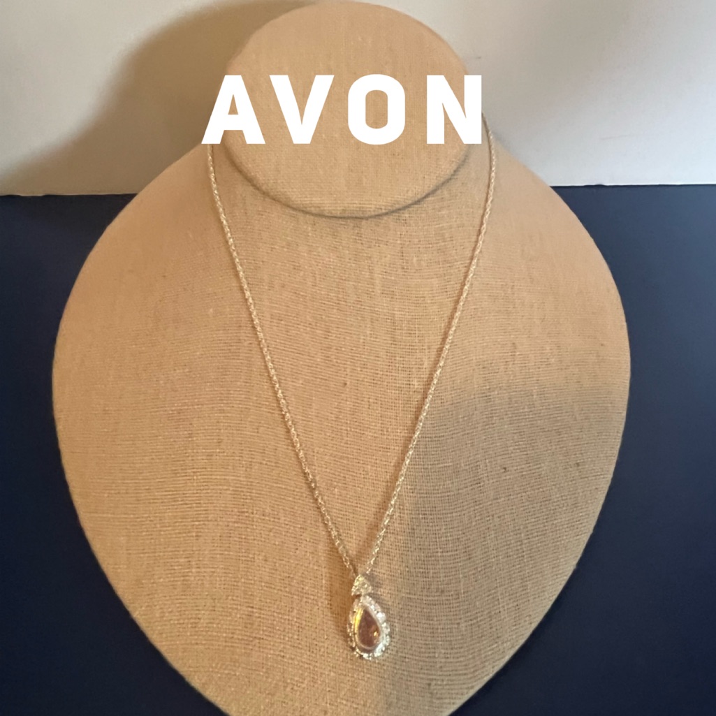 Avon Silver Tone Teardrop Pendant In Silver Tone Chain Avon Silver Tone Teardrop Pendant In Silver Tone Chain